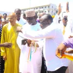 bourse-du-bois-de-koumassi-le-maire-cisse-bacongo-offre-204-box-aux-vendeurs-de-bois-de-la-commune