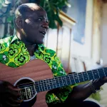 de-retour-a-abidjan-apres-avoir-passe-25-ans-aux-etats-unis-l-artiste-jesse-sahbi-parle-pour-la-premiere-fois