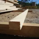 gonzagueville-la-tete-d-un-pere-de-famille-fracassee-avec-un-morceau-de-chevron-garni-de-pointes