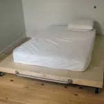 niable-un-vigile-deserte-son-poste-se-bourre-de-nourriture-et-se-fait-surprendre-par-le-sommeil