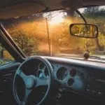 astuces-pour-nettoyer-le-pare-brise-interieur-de-sa-voiture