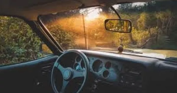 astuces-pour-nettoyer-le-pare-brise-interieur-de-sa-voiture