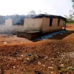 des-eleves-s-affrontent-a-la-machette-dans-l-ouest-de-la-cote-d-ivoire-des-salles-de-classe-et-des-domiciles-incendies-plusieurs-blesses