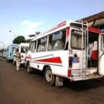 adjame-des-chauffeurs-de-gbaka-organisent-un-rallye-sur-l-autoroute-et-provoquent-un-accident