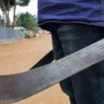 oume-un-burkinabe-taillade-deux-dames-a-la-machette-et-prend-la-fuite