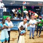 sakassou-arbre-de-noel-le-professeur-fassinou-crespin-gate-plus-de-1000-enfants