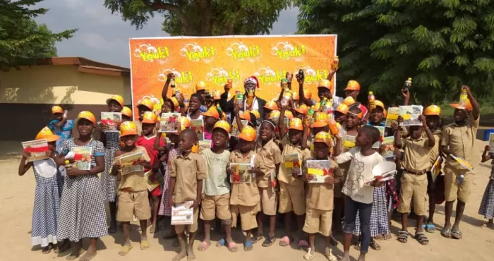 arbre-de-noel-solibra-offre-800-livres-aux-eleves-de-bouafle