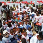 noel-2019-mme-penda-diop-cisse-offre-un-moment-de-partage-aux-enfants-handicapes-de-port-bouet