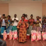 fetes-de-fin-d-annee-a-port-bouet-le-maire-sylvestre-emmou-soulage-500-familles-demunies