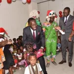 noel-2019-aka-aouele-comble-les-enfants-dans-les-chu-d-abidjan