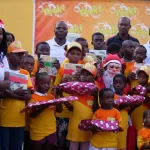 blockhauss-solibra-offre-un-arbre-de-noel-aux-enfants