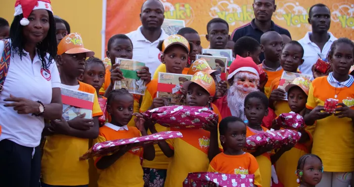 blockhauss-solibra-offre-un-arbre-de-noel-aux-enfants