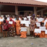 maison-digitale-plusieurs-femmes-recoivent-leur-attestation-et-cheque-pour-leurs-differents-projets