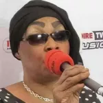 plus-de-4-mois-apres-la-mort-de-dj-arafat-la-mere-du-roi-du-coupe-decale-encore-tres-remontee-sa-severe-mise-garde-aux-deux-laveurs-de-la-tombe-de-son-fils