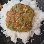 le-gboais-koho-mixture-de-gombos-et-d-aubergines-acccompagnee-de-riz-local