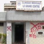 fermeture-de-la-clinique-grand-centre-de-yopougon-des-patients-crient-leur-colere