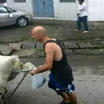 ruine-par-une-camerounaise-un-francais-se-retrouve-en-train-de-faire-du-pousse-pousse-dans-les-rues-de-douala