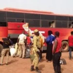 axe-abidjan-bouake-un-chauffeur-de-car-pique-une-crise-descend-du-car-et-meurt-sur-le-bas-cote-de-la-route