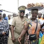exclusif-vincent-toh-bi-irie-prefet-d-abidjan-inspire-par-la-beaute-naturelle-d-une-dame-a-treichville-il-en-a-fait-une-dizaine-de-videos