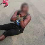 adjame-un-individu-s-attaque-a-l-ambulance-des-sapeurs-pompiers-et-se-fait-ligoter