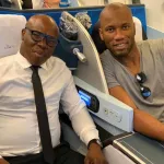 fif-femua-didier-drogba-et-a-salfo-bougent-beaucoup-les-deux-stars-apercues-dans-un-avion