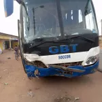 soubre-une-moto-sort-brusquement-devant-un-car-de-transport-des-morts-enregistres