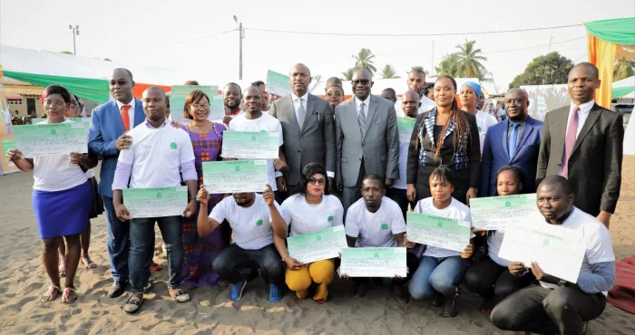 entreprenariat-l-agence-emploi-jeunes-donnent-des-cheques-d-un-montant-total-de-175-millions-fcfa-aux-jeunes-de-la-commune-de-marcory