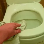 voici-l-astuce-ideale-qu-il-vous-faut-pour-enlever-l-odeur-de-l-urine-dans-les-toilettes