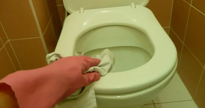 voici-l-astuce-ideale-qu-il-vous-faut-pour-enlever-l-odeur-de-l-urine-dans-les-toilettes
