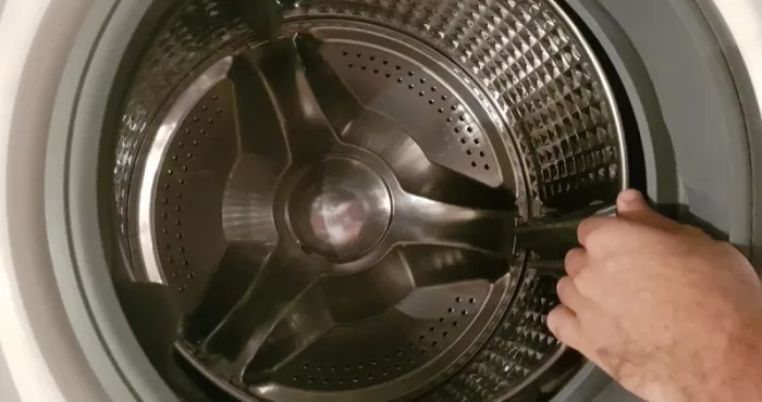 voici-l-astuce-pour-donner-un-coup-d-eclat-et-une-bonne-odeur-a-votre-tambour-de-lave-machine