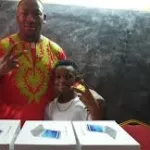 en-visite-dans-des-ecoles-d-abidjan-mael-cree-l-emeute-comme-son-pere