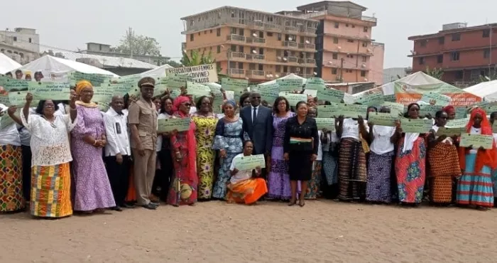 fond-d-appui-aux-femmes-de-cote-d-ivoire-fafci-dominique-ouattara-distribue-des-cheques-et-met-en-activite-les-femmes-de-cocody-blockhaus