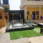 quelques-jours-apres-l-enterrement-de-wattao-son-fils-de-10-ans-se-recueille-sur-sa-tombe-et-fait-pleurer-sa-grande-mere