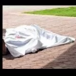 koumassi-un-jeune-ferrailleur-battu-a-sang-une-paire-de-ciseaux-plantes-dans-son-dos