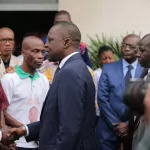 mort-dans-un-avion-a-paris-ce-que-les-amis-de-lycee-de-ani-guibahi-ont-fait-devant-sa-depouille