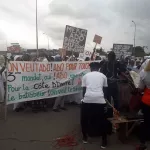 4-jours-apres-l-annonce-de-sa-decision-de-ne-pas-briguer-un-troisieme-mandat-des-femmes-d-abobo-disent-niet-a-ouattara-et-prennent-la-rue