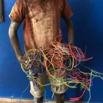 abobo-un-eleve-de-14-ans-vol-les-fils-de-courant-sur-un-chantier