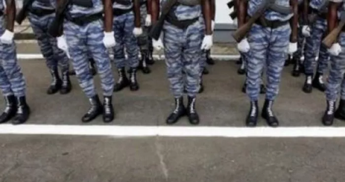soubre-un-faux-gendarme-commando-arrete-un-drapeau-de-cote-d-ivoire-et-plusieurs-extraits-de-naissance-saisis-sur-lui