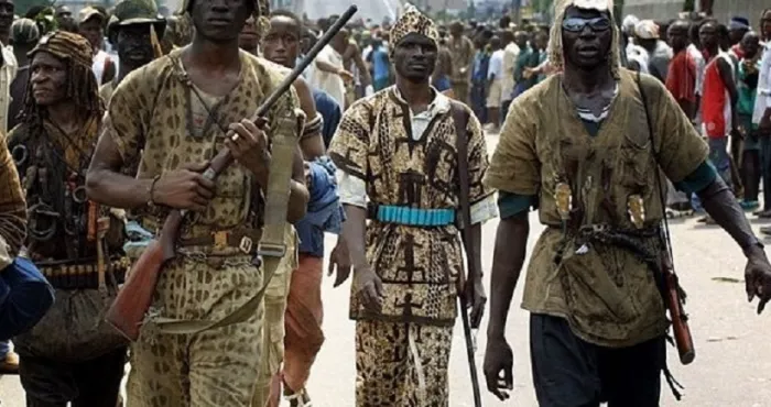 bangolo-des-dozos-en-plein-rite-dans-une-foret-sacree-desarmes