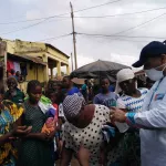 lutte-contre-la-propagation-du-covid-19-le-maire-de-lakota-sensibilise-dans-les-marches-gares-routieres-et-distribue-des-gels