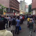 vols-speciaux-pour-paris-des-usagers-se-bagarrent-devant-air-france-plateau