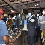 coronavirus-le-ministre-aka-aouele-a-yopougon-sicogi-pour-sensibiliser-la-population-au-respect-des-mesures-prises-par-le-gouvernement