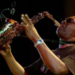 l-hommage-de-raymonde-goudou-coffie-la-ministre-de-la-culture-et-de-la-francophonie-a-manu-dibango