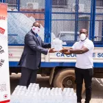 solibra-fait-don-de-6-000-bouteilles-d-eau-au-ministere-de-la-sante-et-a-la-croix-rouge