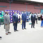 lutte-contre-le-coronavirus-amadou-gon-offre-des-centaines-de-kits-sanitaires-au-district-du-denguele