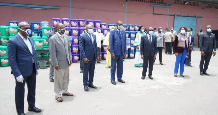lutte-contre-le-coronavirus-amadou-gon-offre-des-centaines-de-kits-sanitaires-au-district-du-denguele