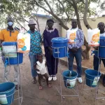 lutte-contre-la-propagation-de-la-covid-19-kouassi-lookens-georges-fait-don-de-kits-sanitaires-a-ebimpe