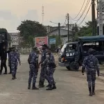 stade-de-l-ex-bae-de-yopougon-le-centre-de-depistage-du-covid-19-detruit-par-la-population-la-police-deployee-sur-les-lieux