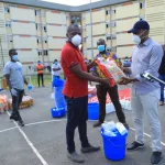 solidarite-en-periode-de-confinement-du-au-covid-19-marcel-amon-tanoh-apporte-son-aide-aux-etudiants-de-la-cite-mermoz