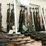 daloa-une-arme-de-guerre-des-pistolets-automatiques-et-plusieurs-munitions-saisis-a-un-corridor